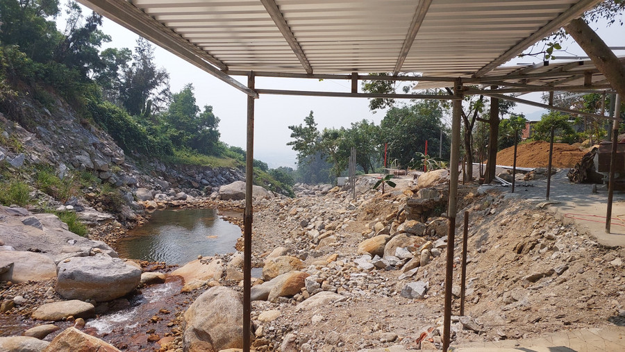 Không chỉ là chặn dòng suối, các chủ đầu tư còn dựng các công trình để phục vụ cho việc tổ chức du lịch. Ảnh: Hoàng Vinh. Không chỉ là chặn dòng suối, các chủ đầu tư còn dựng các công trình để phục vụ cho việc tổ chức du lịch. Ảnh: Hoàng Vinh.