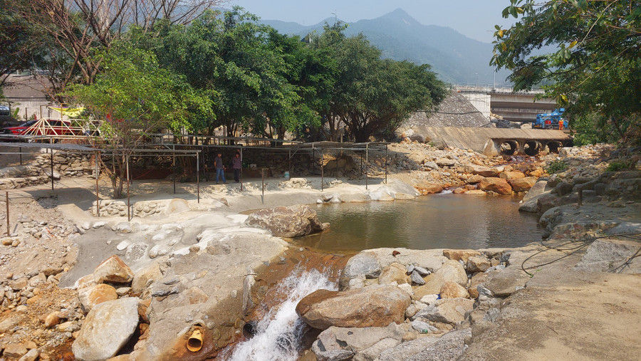 Việc chặn suối Lương làm du lịch chủ yếu là tự phát, trái phép. Ảnh: Hoàng Vinh. Việc chặn suối Lương làm du lịch chủ yếu là tự phát, trái phép. Ảnh: Hoàng Vinh.