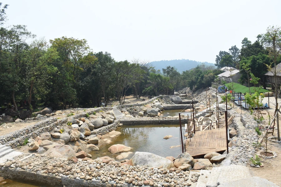 Nhiều chủ đầu tư đã chặn dòng suối lương bằng cách đổ bê tông, tạo lối đi... để làm du lịch. Ảnh: Hoàng Vinh. 