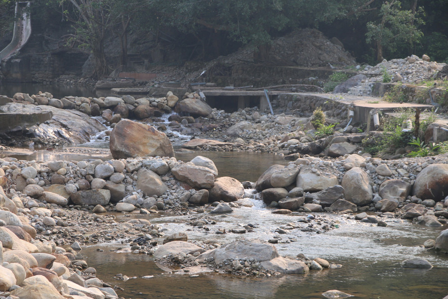 Nham nhở những công trình chặn suối Lương. Ảnh: Hoàng Vinh. Nham nhở những công trình chặn suối Lương. Ảnh: Hoàng Vinh.