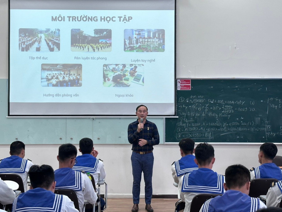 Các doanh nghiệp đang tư vấn việc làm cho quân nhân chuẩn bị xuất ngũ. (Ảnh: Hoàng Vinh) Các doanh nghiệp đang tư vấn việc làm cho quân nhân chuẩn bị xuất ngũ. (Ảnh: Hoàng Vinh)