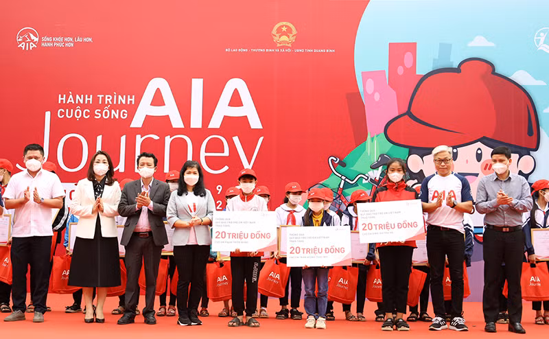 Thông qua chương trình, đã trao tặng 90 xe đạp cùng 5 hợp đồng bảo hiểm cho học sinh, trẻ em nghèo (Ảnh: D.H).