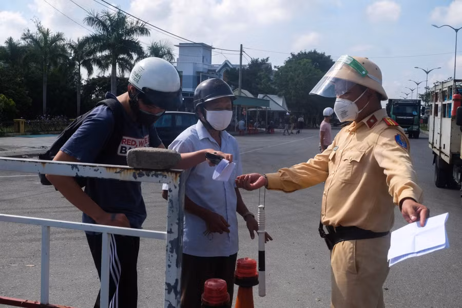 Lực lượng CSGT kiểm tra thông tin và giấy tờ xét nghiệm trước khi cho người dân vào thành phố.