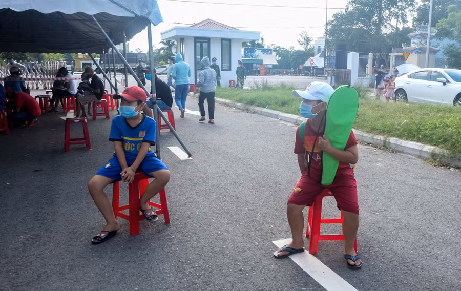 Các em học sinh đợi làm thủ tục trước khi vào thành phố