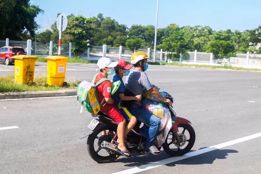 Phụ huynh chở con tới chốt kiểm soát dịch.