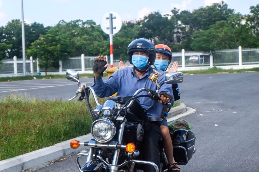 Anh Châu cùng con của mình hào hứng khi nhận kết quả xét nghiệm âm tính, được phép trở về Đà Nẵng