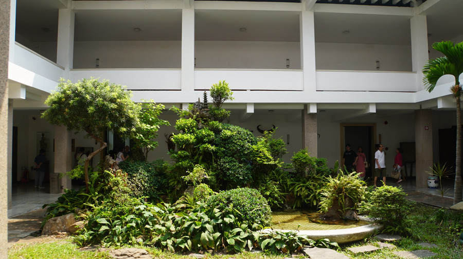 Cây xanh được trồng trong khoảng sân của tư dinh, khu vực dành cho gia đình Tổng thống. Cây xanh được trồng trong khoảng sân của tư dinh, khu vực dành cho gia đình Tổng thống.