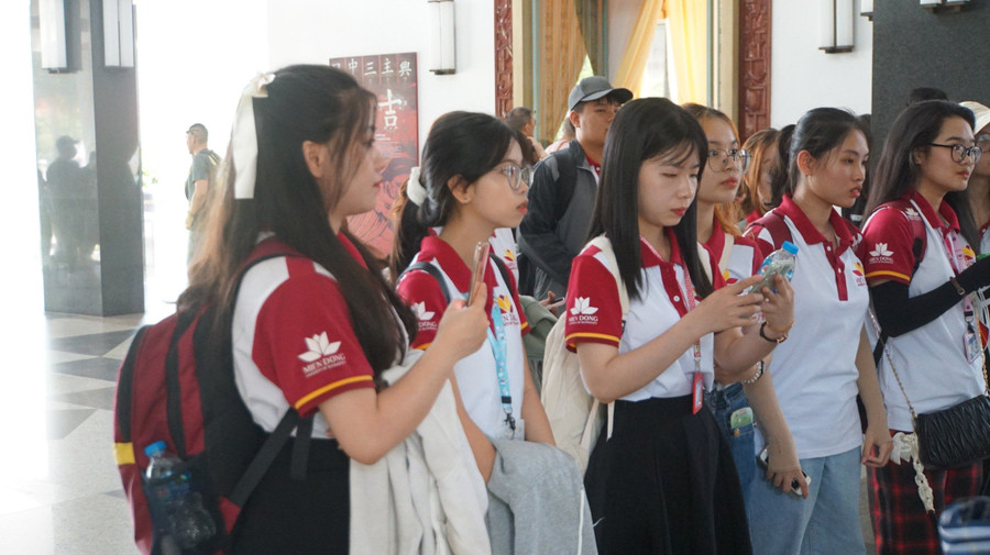 Đây là một chương trình ngoại khoá giúp các bạn sinh viên tìm hiểu những dấu mốc thăng trầm của lịch sử dân tộc, thăm thú nhiều cảnh đẹp xung quanh và khám phá một công trình kiến trúc mang đậm sự tài hoa, khéo léo của người xưa. Đây là một chương trình ngoại khoá giúp các bạn sinh viên tìm hiểu những dấu mốc thăng trầm của lịch sử dân tộc, thăm thú nhiều cảnh đẹp xung quanh và khám phá một công trình kiến trúc mang đậm sự tài hoa, khéo léo của người xưa.