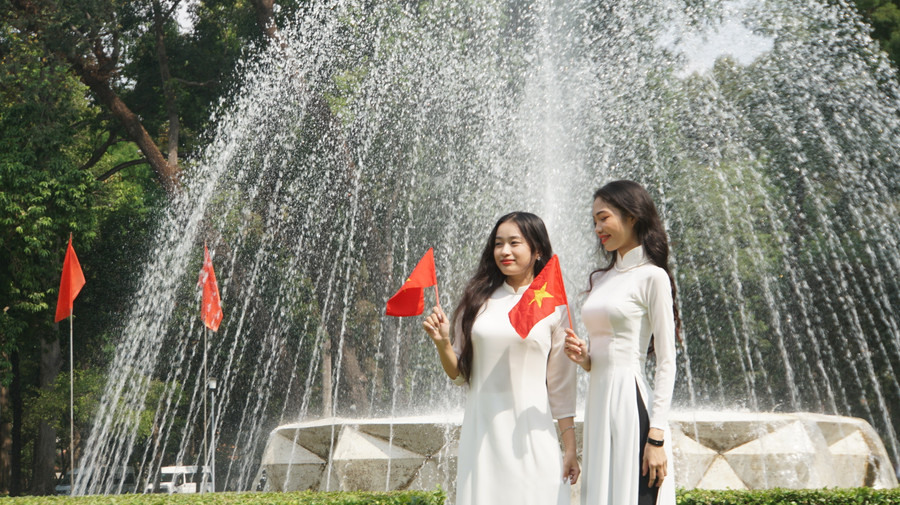 Mặc áo dài trắng, tay cầm cờ đỏ sao vàng, Trúc Quỳnh và Thanh Xuân, 23 tuổi chia sẻ: “Gần đến lễ 30/4, em rủ bạn đi chụp ảnh tại dinh Độc Lập để ghép vào nhạc cách mạng. Lễ này, em sẽ đăng bài hưởng ứng để hoà chung không khí vui mừng của đất nước”. Mặc áo dài trắng, tay cầm cờ đỏ sao vàng, Trúc Quỳnh và Thanh Xuân, 23 tuổi chia sẻ: “Gần đến lễ 30/4, em rủ bạn đi chụp ảnh tại dinh Độc Lập để ghép vào nhạc cách mạng. Lễ này, em sẽ đăng bài hưởng ứng để hoà chung không khí vui mừng của đất nước”.