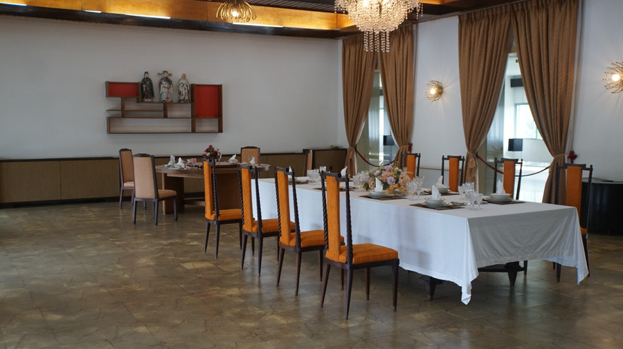 Phòng khách phu nhân Tổng Thống. Đèn trang trí được thiết kế riêng theo hình dáng những bông hoa, cách bài trí theo trường phái đối lập: bộ tượng tam đa Phúc, Lộc, Thọ phong cách phương Đông và bức tranh lập thể phong cách phương Tây. Phòng khách phu nhân Tổng Thống. Đèn trang trí được thiết kế riêng theo hình dáng những bông hoa, cách bài trí theo trường phái đối lập: bộ tượng tam đa Phúc, Lộc, Thọ phong cách phương Đông và bức tranh lập thể phong cách phương Tây.