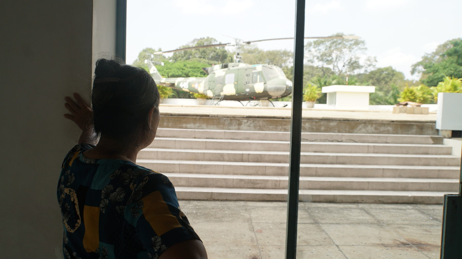 Chiếc trực thăng UH1 do hãng Bell (Mỹ) chế tạo sử dụng tại chiến tranh Việt Nam năm 1962 được đặt trên sân thượng của Dinh. Nơi này cũng từng đánh dấu vụ ném bom của phi công Nguyễn Thành Trung vào Dinh Độc Lập sáng 8/4/1975. Chiếc trực thăng UH1 do hãng Bell (Mỹ) chế tạo sử dụng tại chiến tranh Việt Nam năm 1962 được đặt trên sân thượng của Dinh. Nơi này cũng từng đánh dấu vụ ném bom của phi công Nguyễn Thành Trung vào Dinh Độc Lập sáng 8/4/1975.