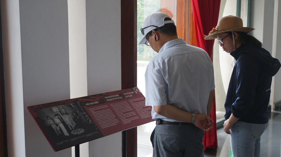 Nhiều người lại thích tự do đi lại và dừng chân đọc kỹ các thông tin, tìm hiểu nguồn gốc lịch sử của từng căn phòng. Nhiều người lại thích tự do đi lại và dừng chân đọc kỹ các thông tin, tìm hiểu nguồn gốc lịch sử của từng căn phòng.