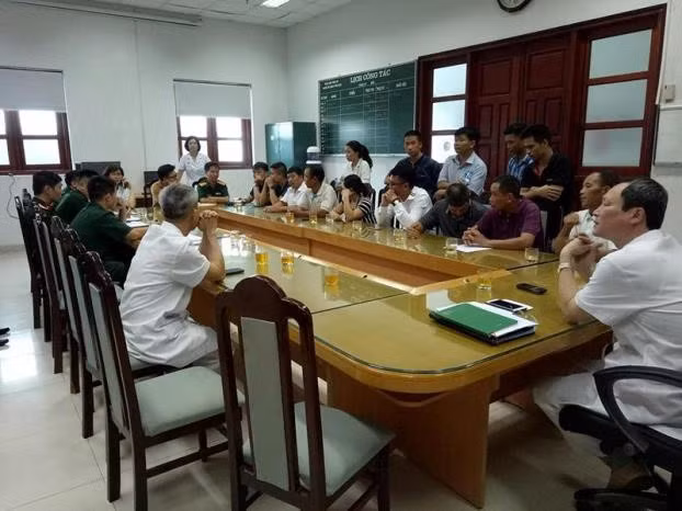 Cuộc họp giữa đại diện BV và gia đình cháu bé (ảnh BV cung cấp).
