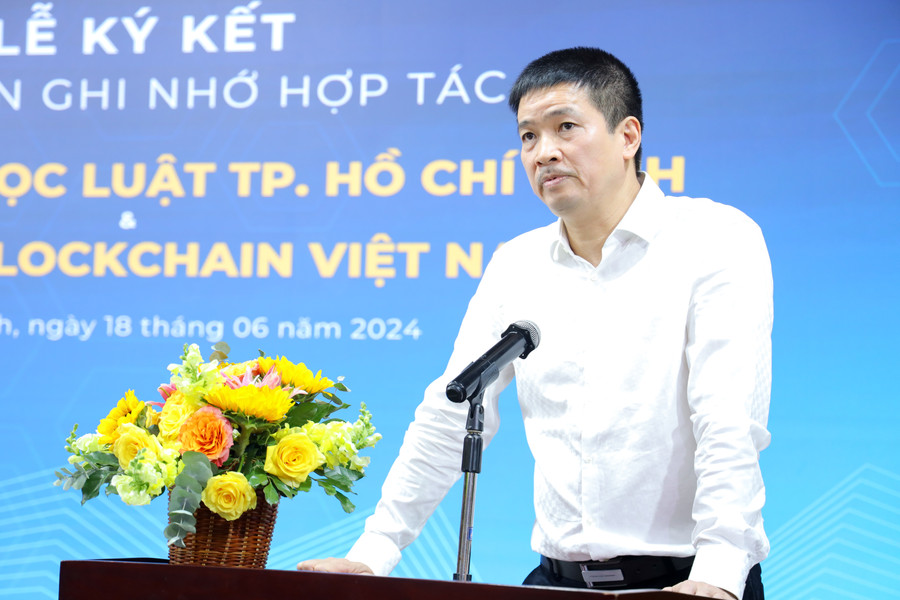 Ông Phan Đức Trung, Phó Chủ tịch thường trực Hiệp hội Blockchain Việt Nam phát biểu tại buổi lễ. (Ảnh: ULAW)