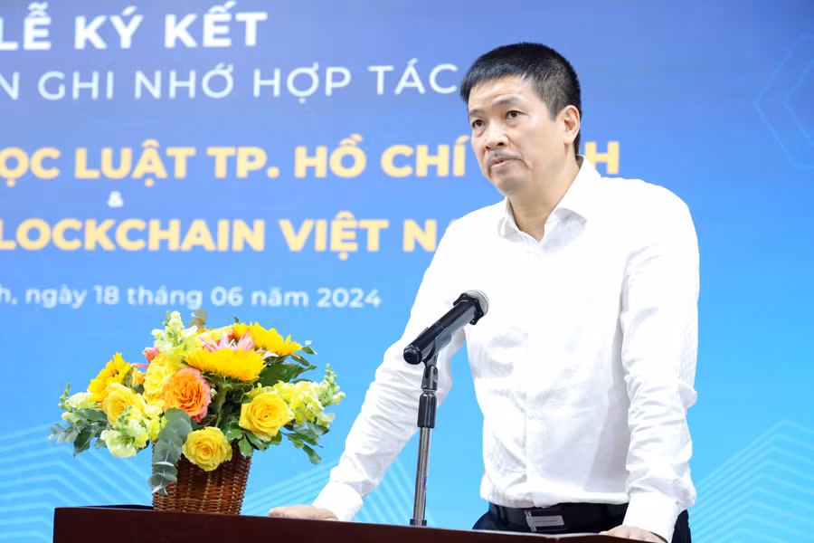 Ông Phan Đức Trung, Phó Chủ tịch thường trực Hiệp hội Blockchain Việt Nam phát biểu tại buổi lễ. (Ảnh: ULAW)