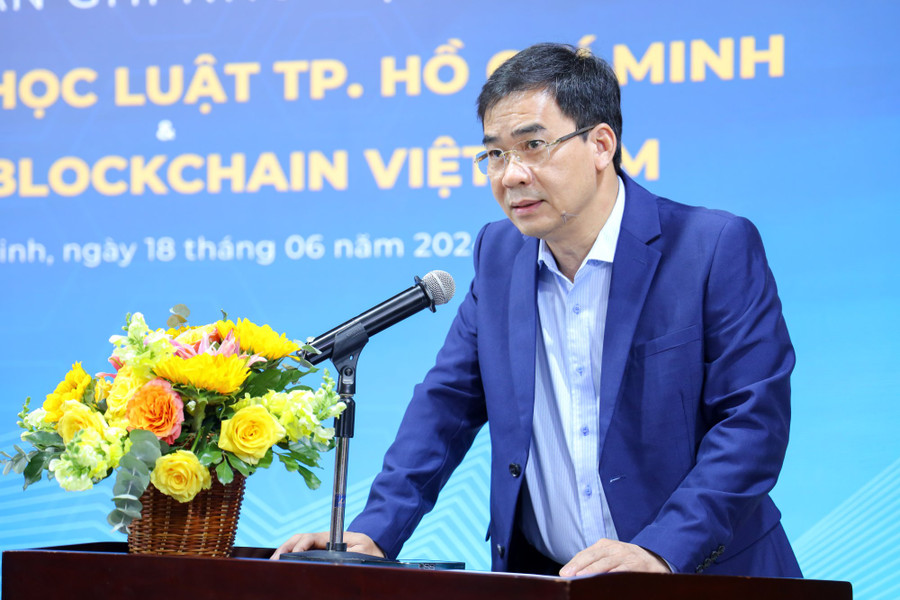 TS Lê Trường Sơn, Hiệu trưởng Trường Đại Học Luật TPHCM phát biểu tại buổi lễ. (Ảnh: ULAW)