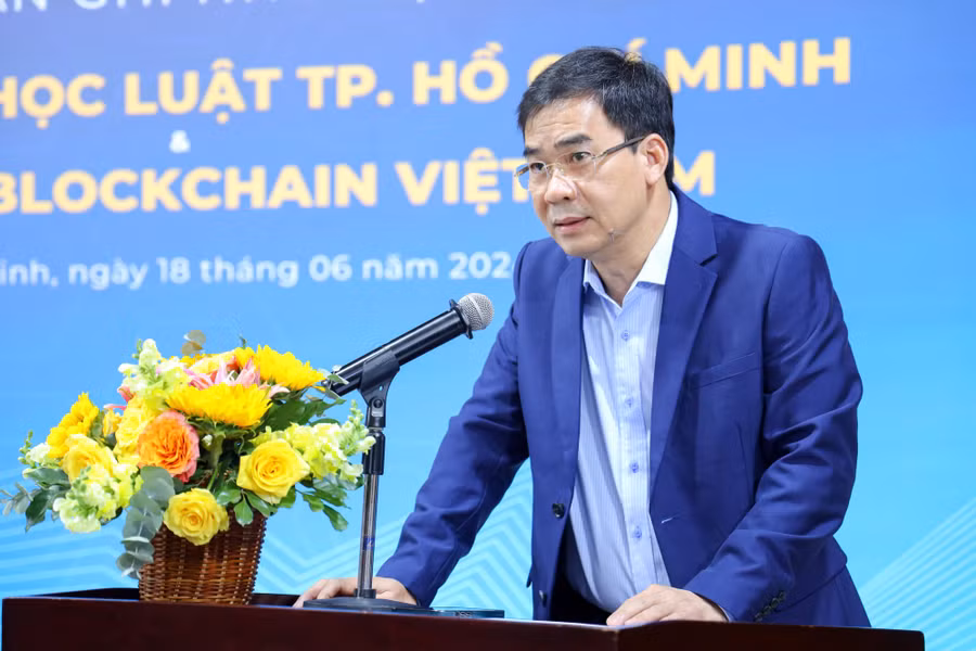 TS Lê Trường Sơn, Hiệu trưởng Trường Đại Học Luật TPHCM phát biểu tại buổi lễ. (Ảnh: ULAW)