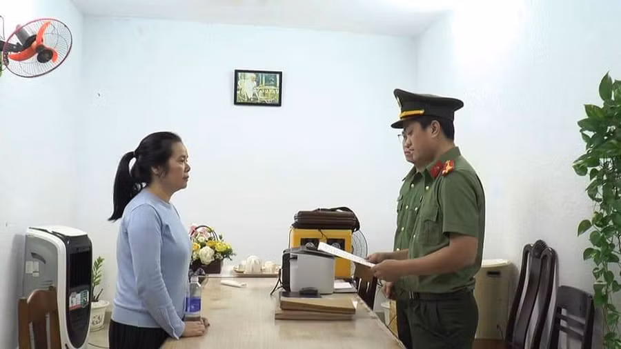 Công an tống đạt quyết định khởi tố vụ án, khởi tố bị can và thực hiện lệnh cấm đi khỏi nơi cư trú đối với Nguyễn Thị Tường Vi. Ảnh: Công an TP. Đà Nẵng. 