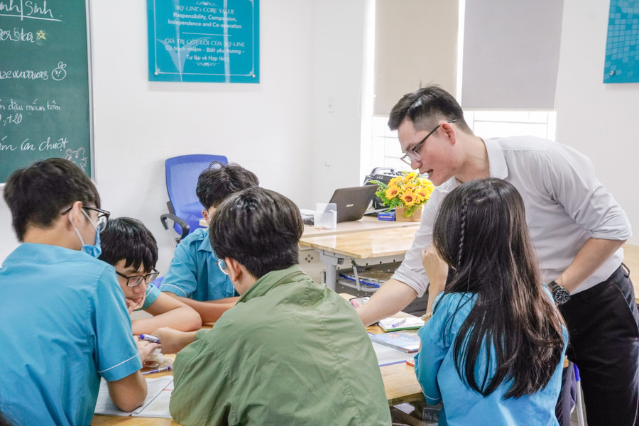 Giáo viên Sky-Line với vai trò cố vấn học tập đồng hành xuyên suốt cùng học sinh. Ảnh: Hoàng Quyên.