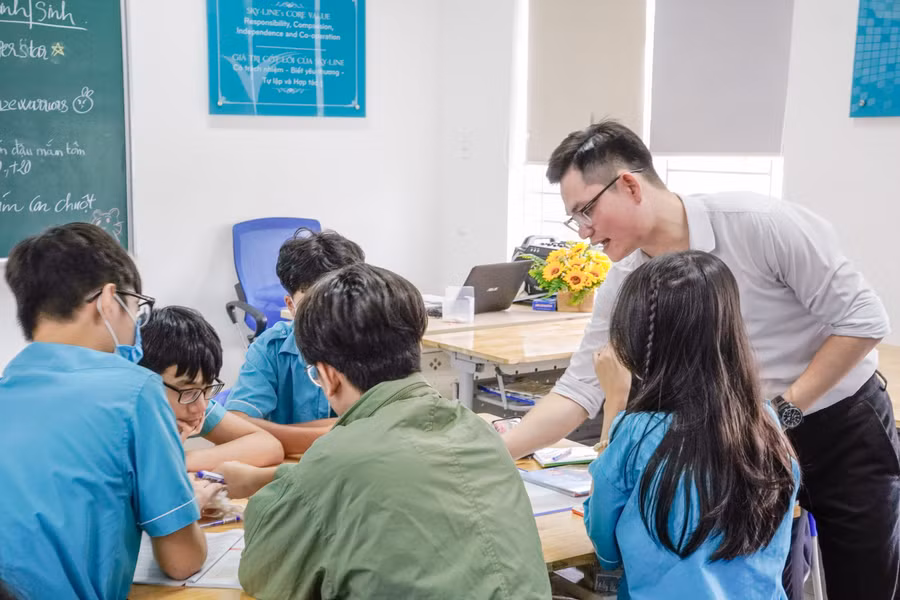 Giáo viên Sky-Line với vai trò cố vấn học tập đồng hành xuyên suốt cùng học sinh. Ảnh: Hoàng Quyên.