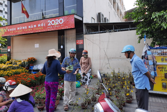 Ông Thất ( nhà ở Bình Thạnh) (đứng giữa) vui mừng khoe mới mua được cây mai bon sai mini giá 250.000 đồng ở trước cổng Trường Tiểu học Hà Huy Tập về chơi Tết. Ông Thất ( nhà ở Bình Thạnh) (đứng giữa) vui mừng khoe mới mua được cây mai bon sai mini giá 250.000 đồng ở trước cổng Trường Tiểu học Hà Huy Tập về chơi Tết.