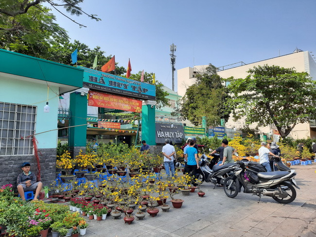 Không khí nhộn nhịp cảnh mua bán hoa trước cổng trường THCS Hà Huy Tập- Quận.Bình Thạnh, TP.HCM Không khí nhộn nhịp cảnh mua bán hoa trước cổng trường THCS Hà Huy Tập- Quận.Bình Thạnh, TP.HCM