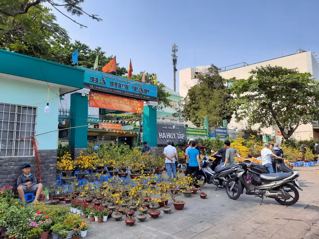 Không khí nhộn nhịp cảnh mua bán hoa trước cổng trường THCS Hà Huy Tập- Quận.Bình Thạnh, TP.HCM Không khí nhộn nhịp cảnh mua bán hoa trước cổng trường THCS Hà Huy Tập- Quận.Bình Thạnh, TP.HCM