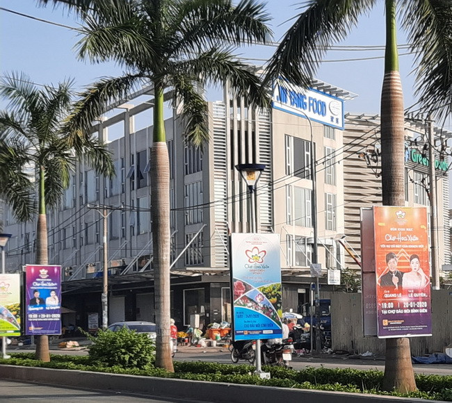 Chợ hoa Xuân sẽ có chương trình ca nhạc hằng đêm với sự góp mặt của các ca sĩ nổi tiếng Chợ hoa Xuân sẽ có chương trình ca nhạc hằng đêm với sự góp mặt của các ca sĩ nổi tiếng