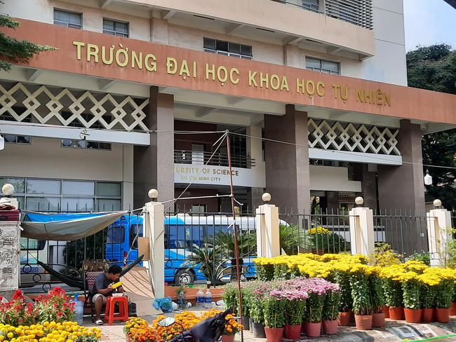 Một chủ hàng hoa cũng tập kết đủ các loại hoa trước cổng trường ĐH Khoa học Tự nhiên -ĐH Quốc gia TP.HCM tại cơ sở 2 Nguyễn Văn Cừ- Quận 5. Một chủ hàng hoa cũng tập kết đủ các loại hoa trước cổng trường ĐH Khoa học Tự nhiên -ĐH Quốc gia TP.HCM tại cơ sở 2 Nguyễn Văn Cừ- Quận 5.