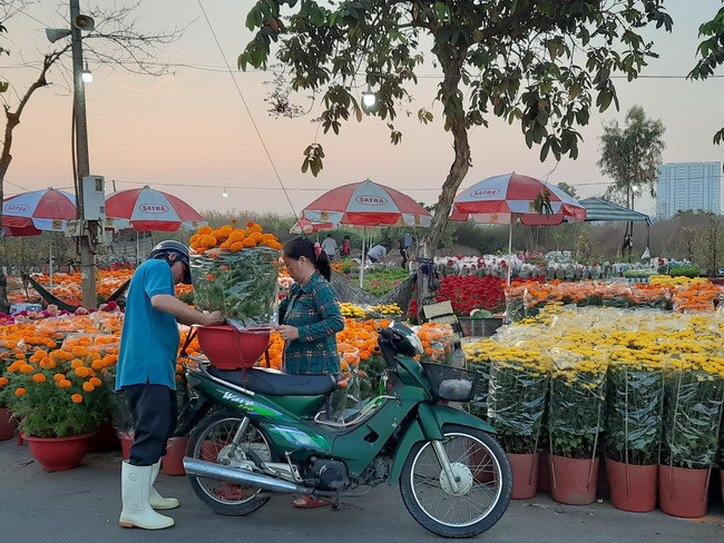 Khách hàng mua hoa từ rất sớm Khách hàng mua hoa từ rất sớm