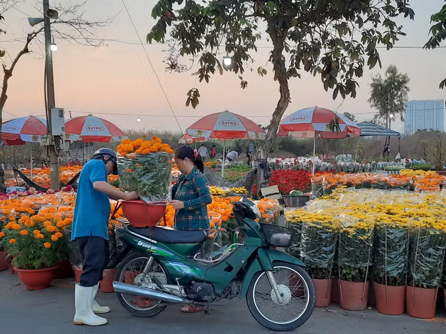 Khách hàng mua hoa từ rất sớm