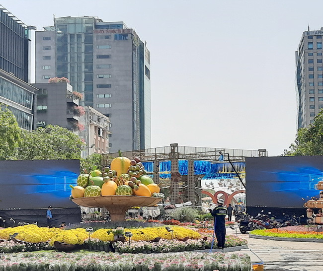 Mâm ngũ quả khổng lồ được trưng bày trang trọng với những chiếc thuyền chở đầy ắp hoa cúc mâm xôi. Mâm ngũ quả khổng lồ được trưng bày trang trọng với những chiếc thuyền chở đầy ắp hoa cúc mâm xôi.