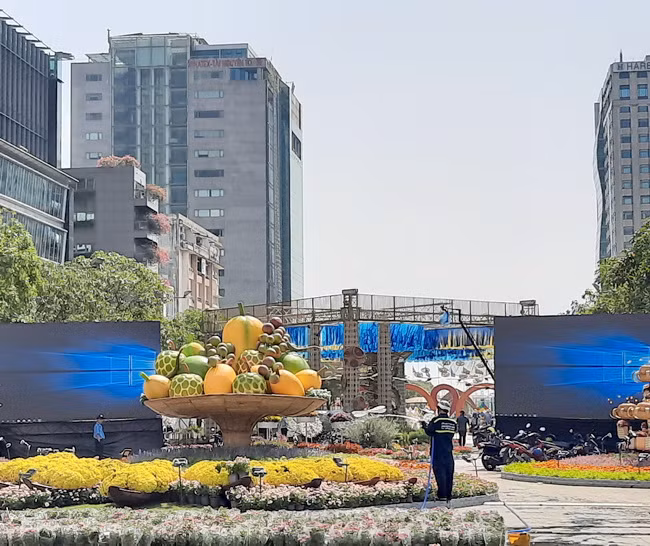 Mâm ngũ quả khổng lồ được trưng bày trang trọng với những chiếc thuyền chở đầy ắp hoa cúc mâm xôi.