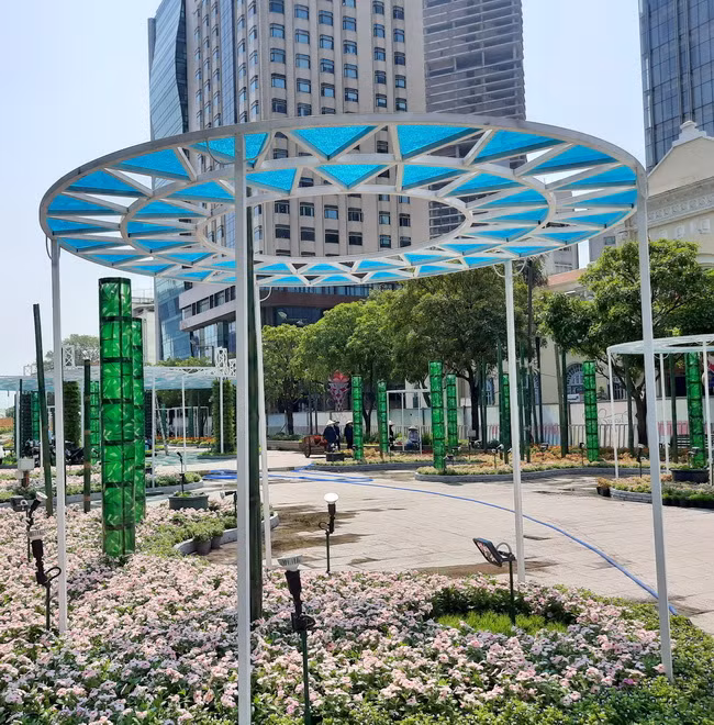 Đại cảnh Rừng nước tại đường hoa Nguyễn Huệ.