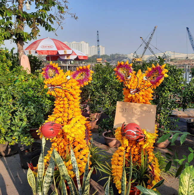 Các nghệ nhân tạo dáng linh vật 2 chú chuột tượng trưng cho năm Canh Tý 2020 rất đẹp mắt. Các nghệ nhân tạo dáng linh vật 2 chú chuột tượng trưng cho năm Canh Tý 2020 rất đẹp mắt.