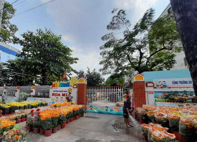 Điểm bán hoa Tết trước cổng Trường Mầm non Họa Mi 3 - đường An Dương Vương- Quận 5 Điểm bán hoa Tết trước cổng Trường Mầm non Họa Mi 3 - đường An Dương Vương- Quận 5