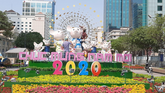 Các công đoạn đang được hoàn thành tại cổng chào ở giao lộ Tôn Đức Thắng. Các công đoạn đang được hoàn thành tại cổng chào ở giao lộ Tôn Đức Thắng.