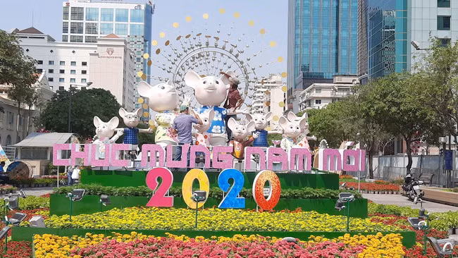 Các công đoạn đang được hoàn thành tại cổng chào ở giao lộ Tôn Đức Thắng.