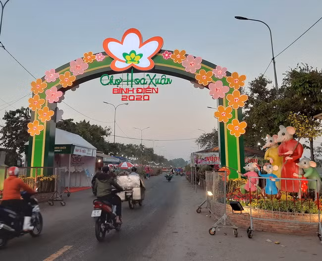 Trăm hoa khoe sắc ở chợ hoa Xuân Bình Điền trước giờ khai mạc