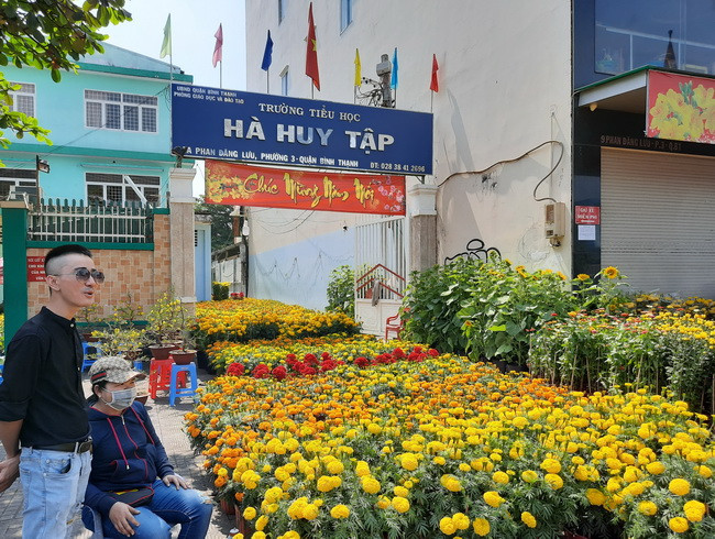 Trước cổng Trường Tiểu học Hà Huy Tập -Quận Bình Thạnh, cũng được bày bán nhiều loại hoa cúc vạn thọ, hoa mào gà, mai...với đủ các sắc màu tươi mới. Trước cổng Trường Tiểu học Hà Huy Tập -Quận Bình Thạnh, cũng được bày bán nhiều loại hoa cúc vạn thọ, hoa mào gà, mai...với đủ các sắc màu tươi mới.