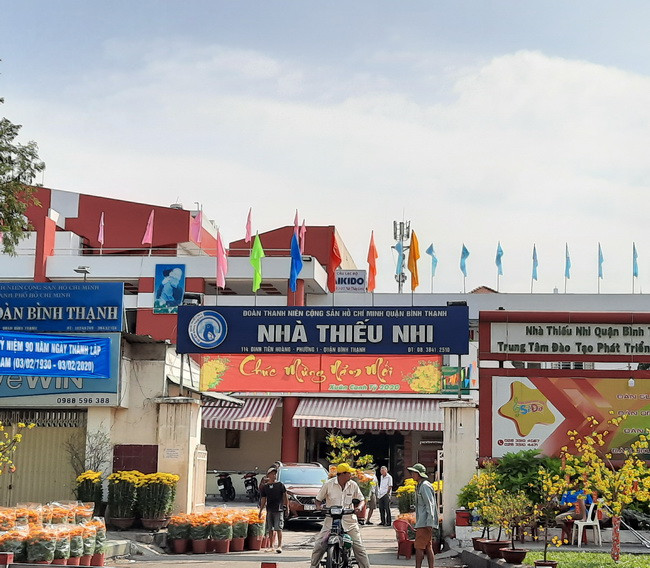 Nhà Thiếu nhi Quận Bình Thạnh cũng là nơi tập kết hoa Tết để phục vụ bà con đến thưởng lãm và mua sắm. Nhà Thiếu nhi Quận Bình Thạnh cũng là nơi tập kết hoa Tết để phục vụ bà con đến thưởng lãm và mua sắm.