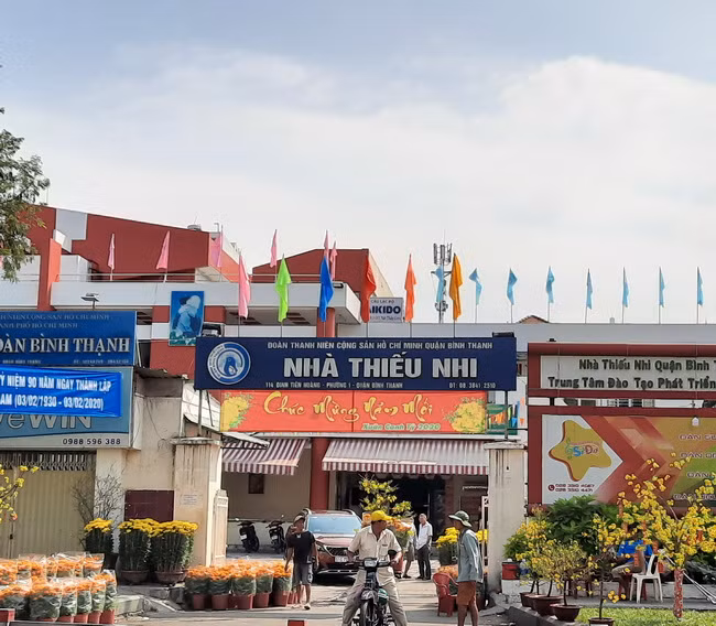Nhà Thiếu nhi Quận Bình Thạnh cũng là nơi tập kết hoa Tết để phục vụ bà con đến thưởng lãm và mua sắm. Nhà Thiếu nhi Quận Bình Thạnh cũng là nơi tập kết hoa Tết để phục vụ bà con đến thưởng lãm và mua sắm.