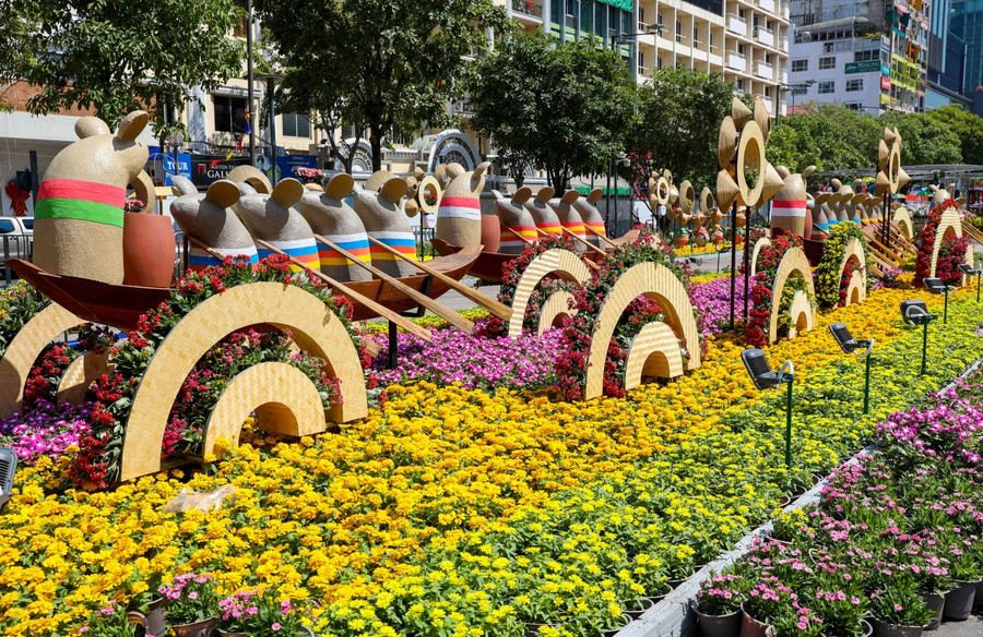 Đại cảnh đàn chuột đua thuyền trên đường hoa. Đây là hình ảnh tái hiện lễ hội đua thuyền tại các vùng sông nước vào mỗi dịp Tết đến Xuân về. Đại cảnh đàn chuột đua thuyền trên đường hoa. Đây là hình ảnh tái hiện lễ hội đua thuyền tại các vùng sông nước vào mỗi dịp Tết đến Xuân về.