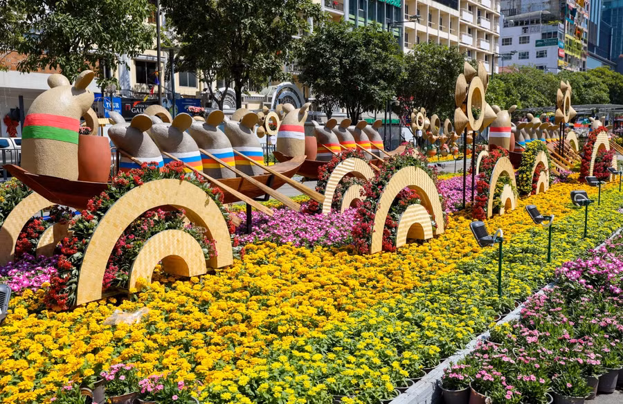 Đại cảnh đàn chuột đua thuyền trên đường hoa. Đây là hình ảnh tái hiện lễ hội đua thuyền tại các vùng sông nước vào mỗi dịp Tết đến Xuân về.