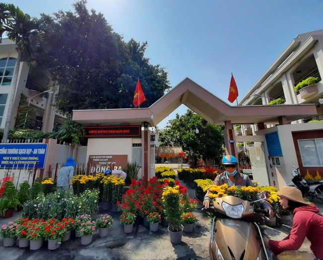 Khách hàng đến chọn mua hoa về chơi Tết trước cổng Trường Tiểu Học Đông Ba- Quận Phú Nhuận Khách hàng đến chọn mua hoa về chơi Tết trước cổng Trường Tiểu Học Đông Ba- Quận Phú Nhuận