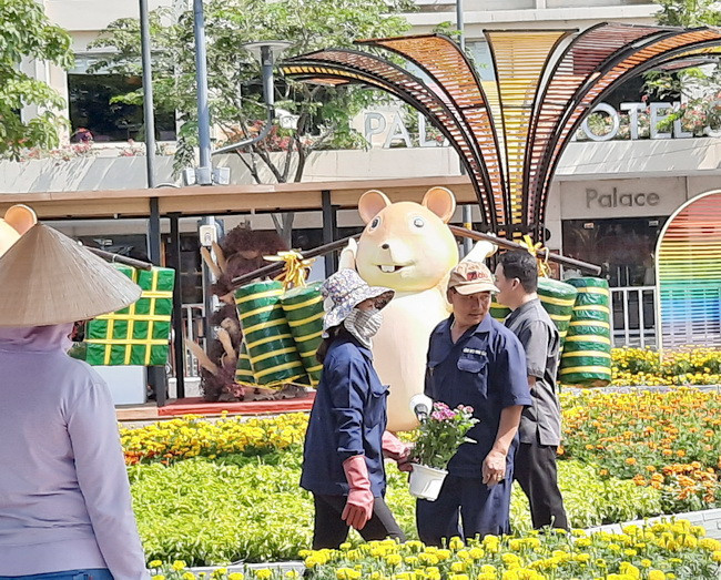 Công nhân đang tất bật sắp đặt hoa tại các đại, tiểu cảnh. Công nhân đang tất bật sắp đặt hoa tại các đại, tiểu cảnh.