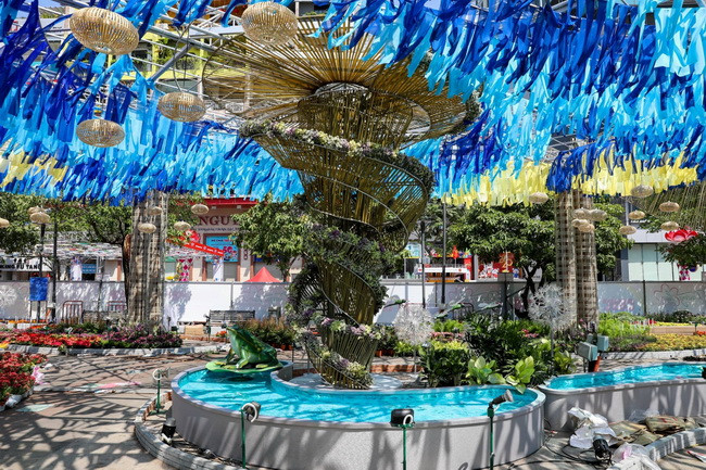 Đường hoa có sự kết hợp hài hòa giữa các yếu tố tự nhiên, sử dụng chất liệu thân thiện với môi trường. Đường hoa có sự kết hợp hài hòa giữa các yếu tố tự nhiên, sử dụng chất liệu thân thiện với môi trường.