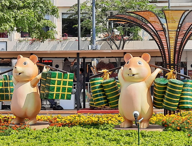 Cả đường hoa có gần 130 linh vật năm Canh Tý được tạo hình độc đáo, sinh động. Cả đường hoa có gần 130 linh vật năm Canh Tý được tạo hình độc đáo, sinh động.