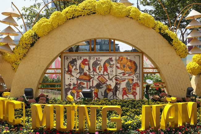 Đường hoa Nguyễn Huệ được thiết kế thể hiện ý nghĩa Tết cổ truyền dân tộc, có sự kết hợp giữa truyền thống và hiện đại. Đường hoa Nguyễn Huệ được thiết kế thể hiện ý nghĩa Tết cổ truyền dân tộc, có sự kết hợp giữa truyền thống và hiện đại.