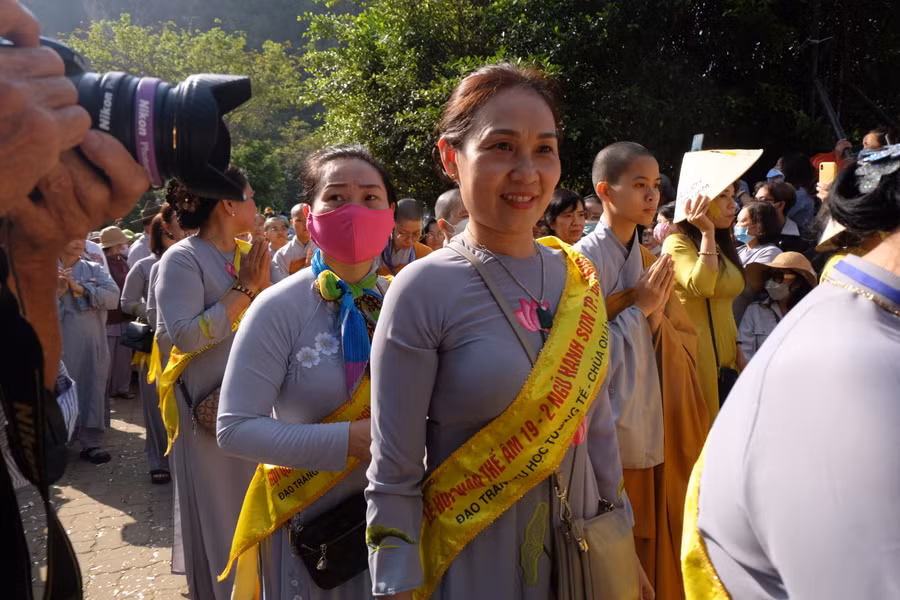 Đoàn rước tôn tượng Quán Thế Âm Bồ Tát. Ảnh: Hoàng Vinh.